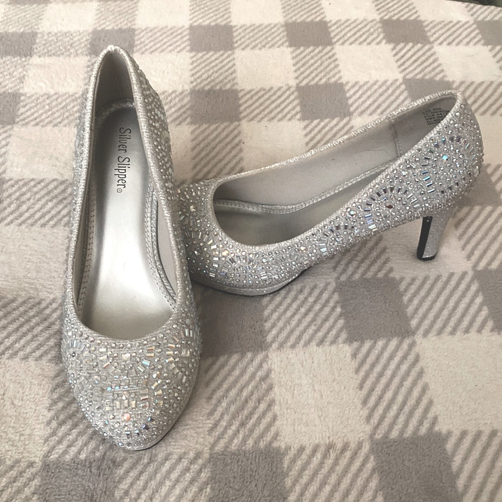 The heels I’m selling are from silver slipper and they are a size 8
